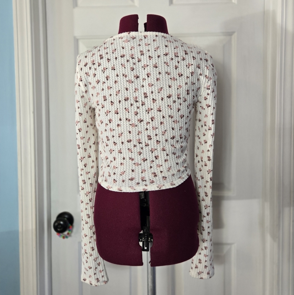 Aeropostale White Medium Waffle Knit Cropped Long Sleeve Floral Top - Picture 2 of 9